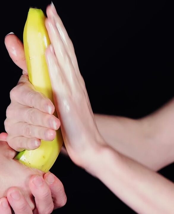 massaggio del pene per l'ingrandimento usando una banana come esempio