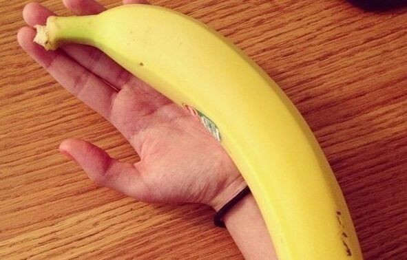 una grande banana simboleggia un pene ingrandito